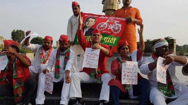 SP leader Kishen Dixit showing his resignation letter written with blood. (HT File Photo) SP leader Kishen Dixit showing his resignation letter written with blood. (HT File Photo)