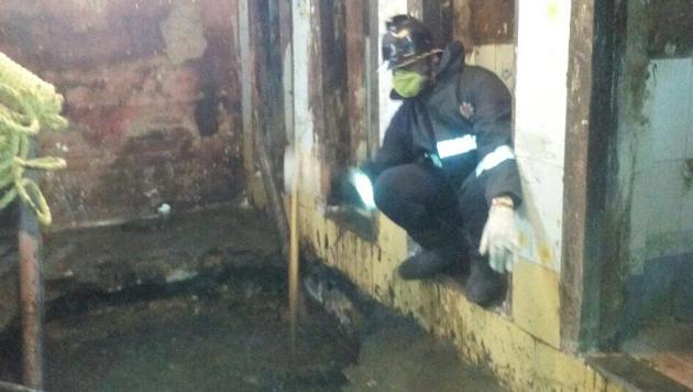 The locals and the fire brigade together rescued more than 20 people from the public toilet on Friday. (HT PHOTO) The locals and the fire brigade together rescued more than 20 people from the public toilet on Friday. (HT PHOTO)