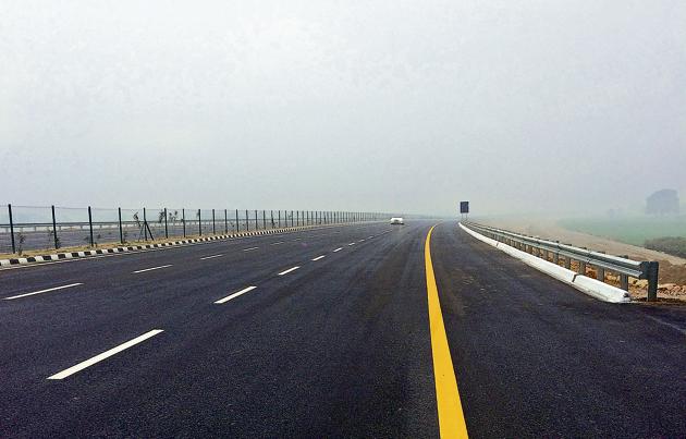 Agra-Lucknow expressway.(HT Photo)