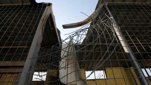 A cage which was hit by a shell, allowed monkeys to escape at Nour Park in Mosul's zoo, Iraq. (REUTERS photo) A cage which was hit by a shell, allowed monkeys to escape at Nour Park in Mosul's zoo, Iraq. (REUTERS photo)