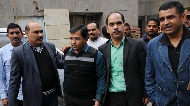 3W director Anubhav Mittal (second from left) and CEO Shridhar Prasad (green shirt) in police custody. (Burhaan Kinu/HT Photo) 3W director Anubhav Mittal (second from left) and CEO Shridhar Prasad (green shirt) in police custody. (Burhaan Kinu/HT Photo)