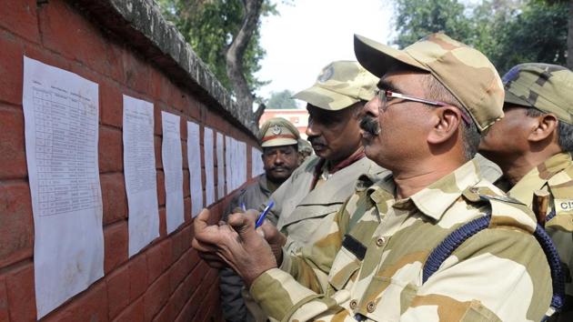 Paramilitary Forces being deployed on duty ahead of Assembly elections, in Ludhiana on Friday. (Gurminder Singh/HT)