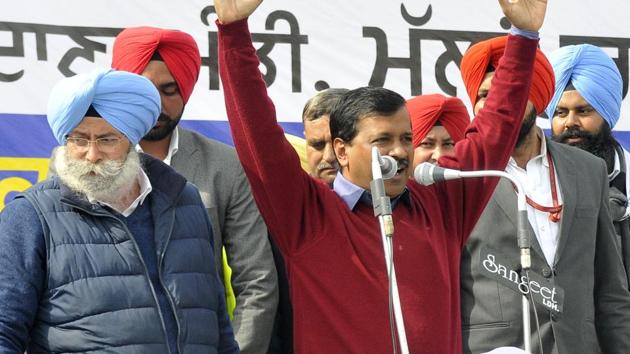 Delhi CM Arvind Kejriwal addressing a rally at Mullanpur near Ludhiana on Thursday.(Gurminder Singh/HT)