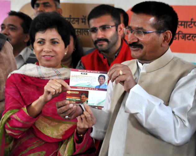 Senior Congress leader Kumari Selja and state Congress chief Kishore Upadhyay (R) launching berozgari bhatta card at Rajiv Bhawan in Dehradun on Friday. (Vinay Santosh Kumar/HT Photo.) Senior Congress leader Kumari Selja and state Congress chief Kishore Upadhyay (R) launching berozgari bhatta card at Rajiv Bhawan in Dehradun on Friday. (Vinay Santosh Kumar/HT Photo.)