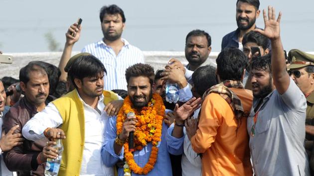 Manveer Gurjar, winner of Bigg Boss 10, greets fans in Noida.(Sunil Ghosh/HT Photo) Manveer Gurjar, winner of Bigg Boss 10, greets fans in Noida.(Sunil Ghosh/HT Photo)