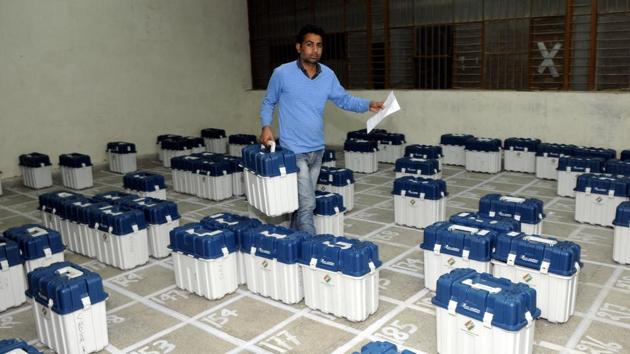 An official collects electronic voting machines (EVMs), in Patiala on Friday. (Bharat Bhushan/HT)