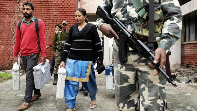 Polling officials leave for their respective polling booths with EVMs, in Patiala on Friday. (Bharat Bhushan/HT)