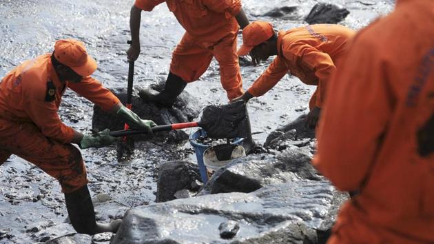 Oil slick floating along the city coast has travelled 32km south and entered the Palavakkam beach on the East Coast Road. 