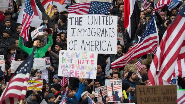 People rally with flags at Brooklyn Borough Hall as Yemeni bodega and grocery-stores shut down to protest US President Donald Trump's Executive Order banning immigrants and refugees from seven Muslim-majority countries, including Yemen, on February 2, 2017 in New York.(AFP Photo)