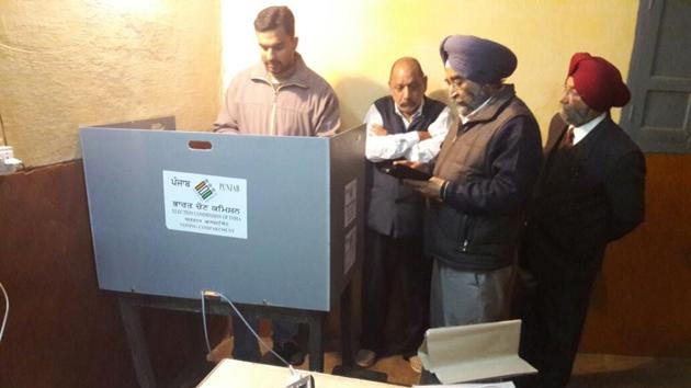 Polling officials work to fix glitch in Electronic Voting Machine in Jalandhar,Punjab. (Pardeep Pandit/HT Photo)