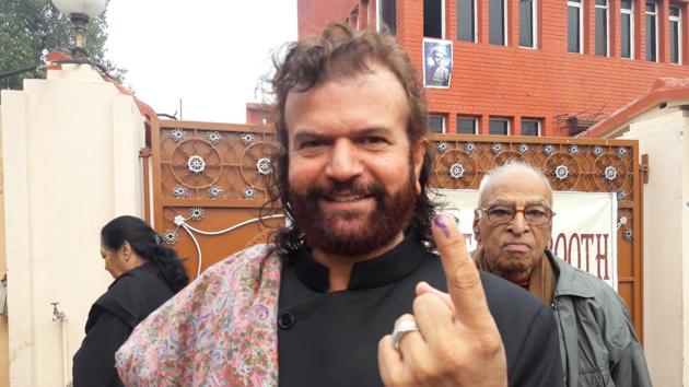 Hans Raj Hans after casting his vote in Jalandhar. (Pardeep Pandit/HT Photo)