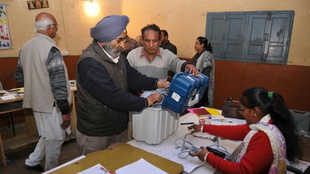 A technical snag in voting machines delayed voting in certain parts of Punjab (Pardeep Pandit/HT Photo)