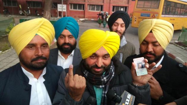 Aam Aadmi Party candidate Bhagwant Mann poses after casting his vote in Mohali, Punjab. (Keshav Singh/HT Photo)