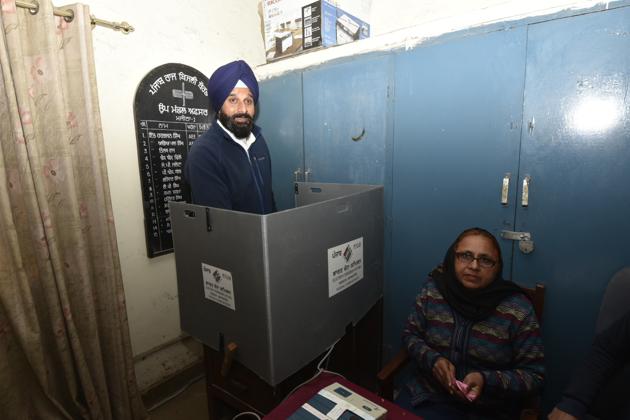 SAD candidate Bikram Singh Majithia casting his vote in Amritsar. (Gurpreet Singh/HT Photo)