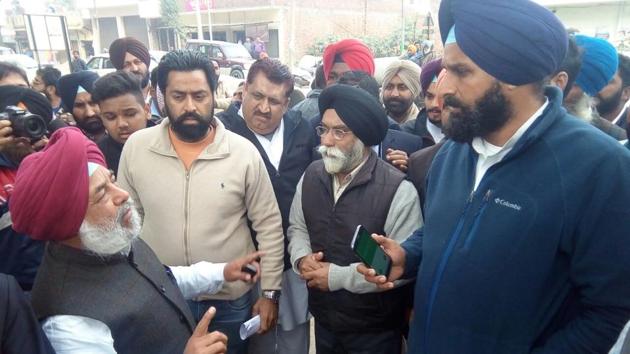 Lalli Majithia and Bikram Singh Majithia arguing at Majitha on Saturday.(HT Photo)
