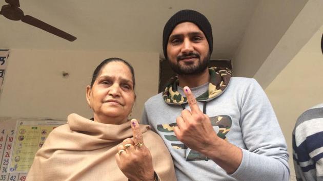 Cricketer Harbhajan Singh with his mother Avtar Kaur to cast vote in Jalandhar. (Pardeep Pandit/HT Photo)