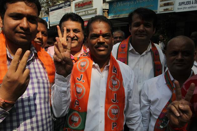 Prabhakar Shinde, who defected from the Shiv Sena to the BJP, is on his way to file nomination on Friday. (Praful Gangurde/HT Photo) Prabhakar Shinde, who defected from the Shiv Sena to the BJP, is on his way to file nomination on Friday. (Praful Gangurde/HT Photo)