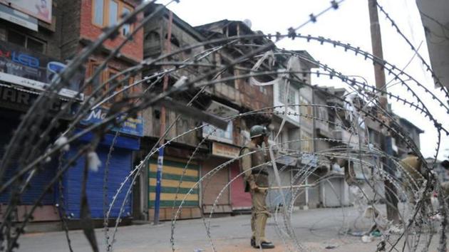 A Policeman stands near a barbed wire during curfew in Srinagar, 11 July 2016.(Waseem Andrabi/HT File Photo) A Policeman stands near a barbed wire during curfew in Srinagar, 11 July 2016.(Waseem Andrabi/HT File Photo)