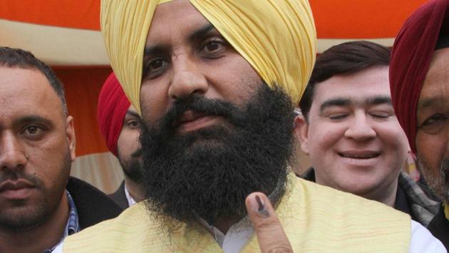 Lok Insaaf Party candidate Simarjeet Singh Bains after casting his vote from Atam Nagar in Ludhiana on Saturday. (JS Grewal/HT Photo)
