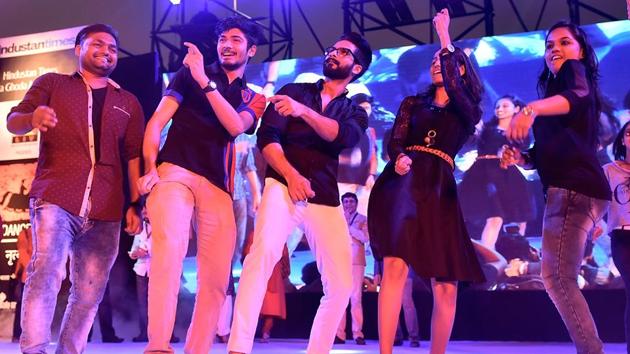 Actor Shahid Kapoor dances with fans at the inauguration ceremony of the Hindustan Times Kala Ghoda Art Festival in Mumbai. (Arijit Sen/HT PHOTO)