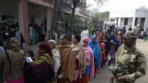 Voters line up to cast their ballots in assembly elections at a polling station on the outskirts of Jalandhar.(AFP Photo)