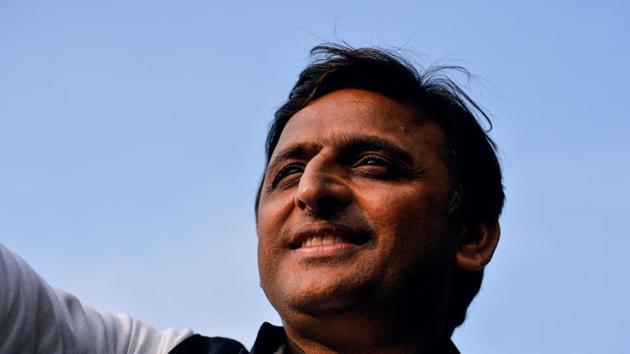 Uttar Pradesh state Chief Minister Akhilesh Yadav waves to the crowd.(AFP Photo) Uttar Pradesh state Chief Minister Akhilesh Yadav waves to the crowd.(AFP Photo)
