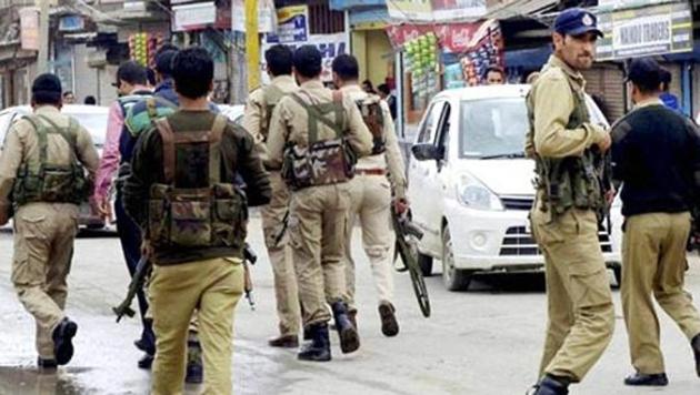 In this file photo, personnel of the Jammu and Kashmir Police search for militants who attacked a BSNL telecom franchise at Sopore.(PTI Photo) In this file photo, personnel of the Jammu and Kashmir Police search for militants who attacked a BSNL telecom franchise at Sopore.(PTI Photo)