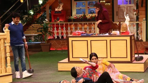 Akshay Kumar plays his role with Kiku Sharda and Sunil Grover as Huma Qureshi looks on. (IANS)