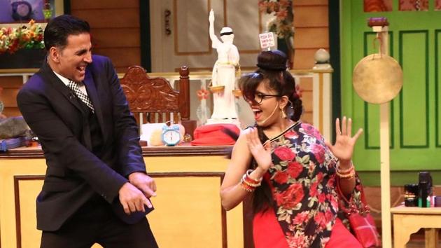 Akshay Kumar dances with stand-up comedian Sugandha Mishra on the sets of The Kapil Sharma Show. (IANS)
