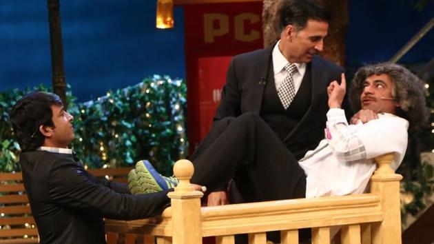 Akshay Kumar with stand-up comedians Chandan Prabhakar and Sunil Grover. (IANS)