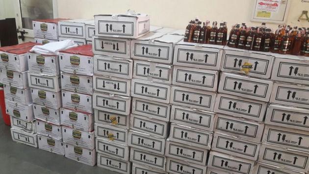 While a week is left for the first phase polling in Uttar Pradesh, police have already seized 10,98,882 litres of liquor worth Rs 29 crore.(Representative image)