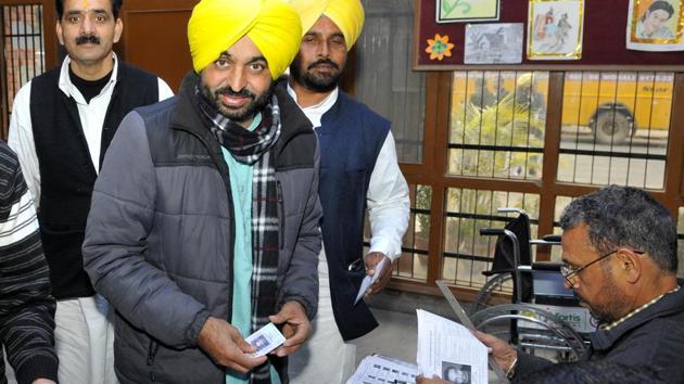 Aam Aadmi Party leader Bhagwant Mann casting his vote in SAS Nagar on Saturday. (Keshav Singh/HT Photo)