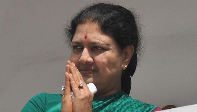 AIADMK general secretary Sasikala interacts with party district secretaries at party office in Chennai.(V Srinivasulu/HT File Photo)