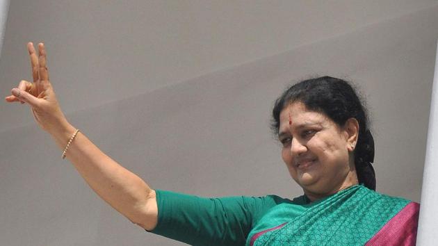 AIADMK general secretary Sasikala begins interaction with party district secretaries at party office at Chennai.(V Srinivasulu/HT File Photo)