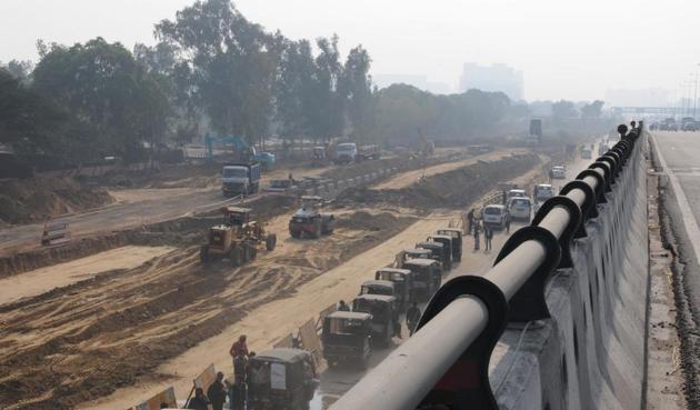 Because of the ongoing digging work, the main carriageways have narrowed.(PARVEEN KUMAR/HT PHOTO) Because of the ongoing digging work, the main carriageways have narrowed.(PARVEEN KUMAR/HT PHOTO)