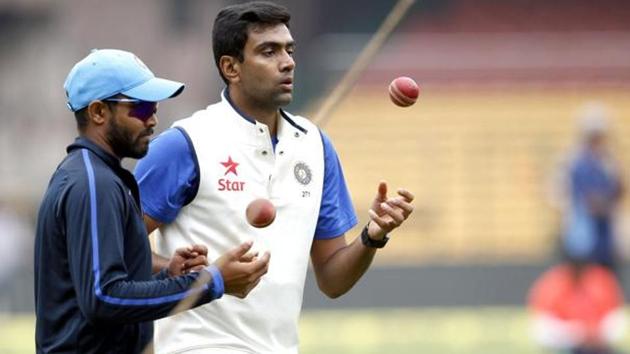 Ravichandran Ashwin and Ravindra Jadeja will be huge threats for Australia when they travel to India for the Test series.(Hindustan Times)