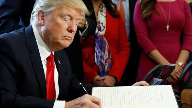 US President Donald Trump signs an executive order rolling back regulations from the 2010 Dodd-Frank law on Wall Street reform at the White House in Washington, US. (Reuters Photo) US President Donald Trump signs an executive order rolling back regulations from the 2010 Dodd-Frank law on Wall Street reform at the White House in Washington, US. (Reuters Photo)