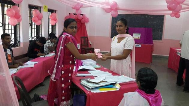 First-time women voters get teddy bears in Panaji, Goa.(Nida Khan/HT Photo)