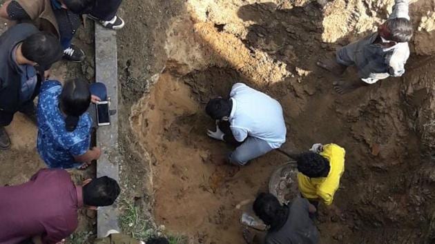 The remains of Udyan Das’ parents being exhumed from a house in Raipur’s Sundar nagar area.(HT Photo) The remains of Udyan Das’ parents being exhumed from a house in Raipur’s Sundar nagar area.(HT Photo)