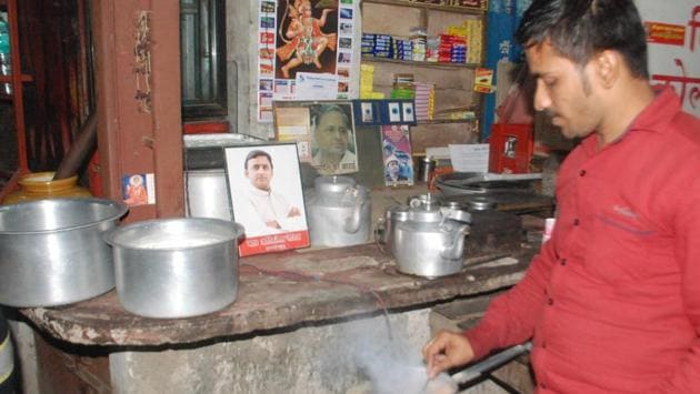 Samajwadi tea stall owner Mahesh Yadav preparing tea near Dashashwamedh Ghat in Varanasi.(Rajesh Kumar/ HT Photo)