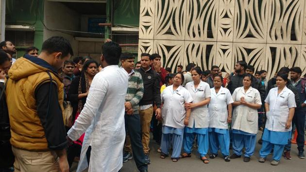 Nurses stage a protest at the AIIMS in Delhi on Sunday.(HT Photo)