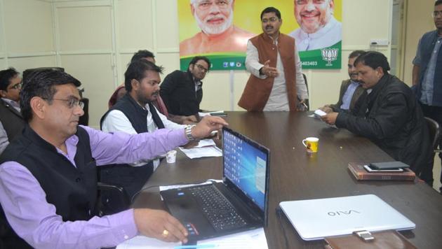 At least 80 men and women drive the BJP’s war room in UP, five of whom are protégés of campaign strategist Prashant Kishor. Their average age is 28 and their team’s core functions are data crunching, seat analysis, digital media and operations.(HT Photo)
