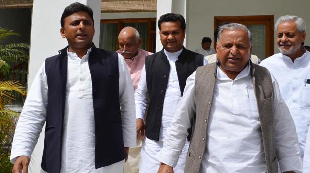 Samajwadi Party chief Mulayam Singh Yadav (right) and son Aklhilesh Yadav in Lucknow.(Ashok Dutta/HT File Photo)