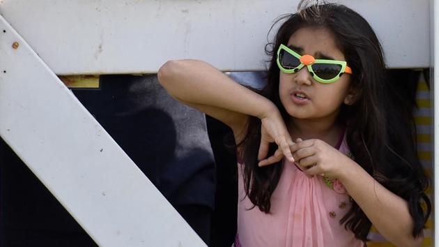 A girl watches the Indian Derby. (Kunal Patil/Hindustan Times) 