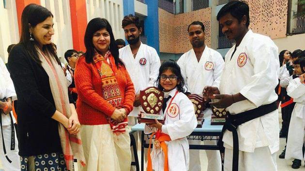 Ghazal Yadav receive a trophy from DPS World School principal on January 31, the day she died.(HT File Photo)