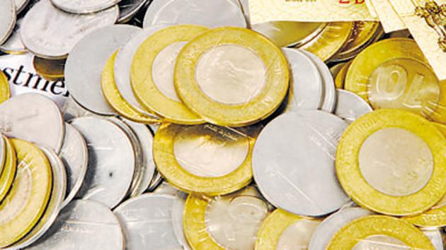 Instances abound of customers being turned away at shops for giving a Rs 2,000 bill to purchase goods worth, say, Rs 650 since shopkeepers didn’t have enough lower-value notes to return the change.(Mint File Photo) Instances abound of customers being turned away at shops for giving a Rs 2,000 bill to purchase goods worth, say, Rs 650 since shopkeepers didn’t have enough lower-value notes to return the change.(Mint File Photo)