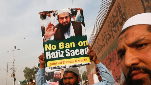 Supporters of the Islamic organisation formerly known as Jamaat-ud-Dawa (JuD) protest the house arrest of Hafiz Muhammad Saeed, founder of the JuD in Karachi, Pakistan, on February 3, 2017.(Reuters File)