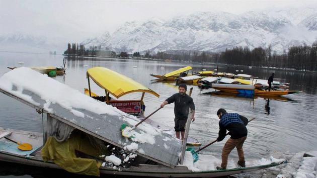 Another spell of snow in Kashmir Valley, temperature falls to minus 0.7 ...