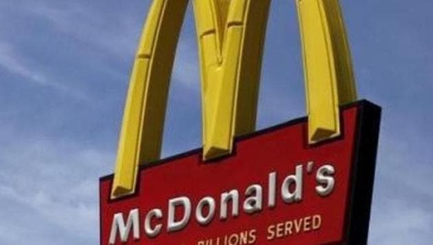 Fast food retailers had said FDA was targeting McDonald’s when a number of multiplexes, restaurants, food-stalls and fast food chains sell caffeinated drinks like tea and coffee in paper glasses, without warnings. (Reuters/Pic for Representation) Fast food retailers had said FDA was targeting McDonald’s when a number of multiplexes, restaurants, food-stalls and fast food chains sell caffeinated drinks like tea and coffee in paper glasses, without warnings. (Reuters/Pic for Representation)