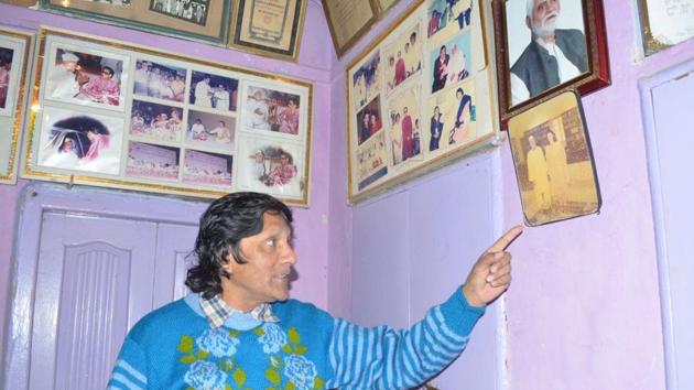 Nazim, son of Ustad Bismillah Khan, showing pictures of the maestro with members of Gandhi family.(HT Photo) Nazim, son of Ustad Bismillah Khan, showing pictures of the maestro with members of Gandhi family.(HT Photo)